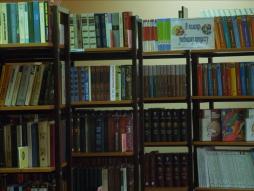 В социокультурном центре посёлка Алча находится библиотека .
